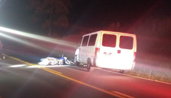 Pinhão - Colisão frontal na PR-170 deixa motociclista morto e mercadorias contrabandeadas são encontradas na van